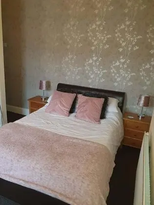 Üç Kişilik Oda, Sigara İçilmez, Buzdolabı