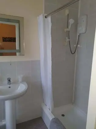Üç Kişilik Oda, Sigara İçilmez, Buzdolabı