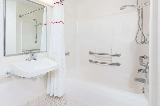 Oda, 1 Büyük (Queen) Boy Yatak, Engellilere Uygun, Sigara İçilmez (Accessible Tub)