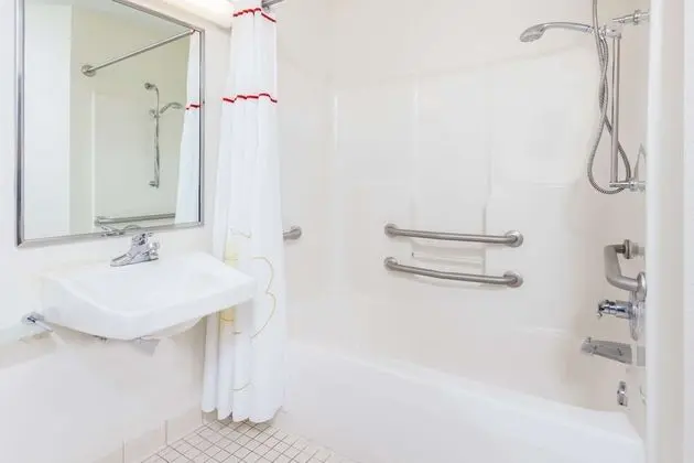 Süit, 1 Büyük (Queen) Boy Yatak ve Çekyat, Engellilere Uygun, Sigara İçilmez (Accessible Tub)