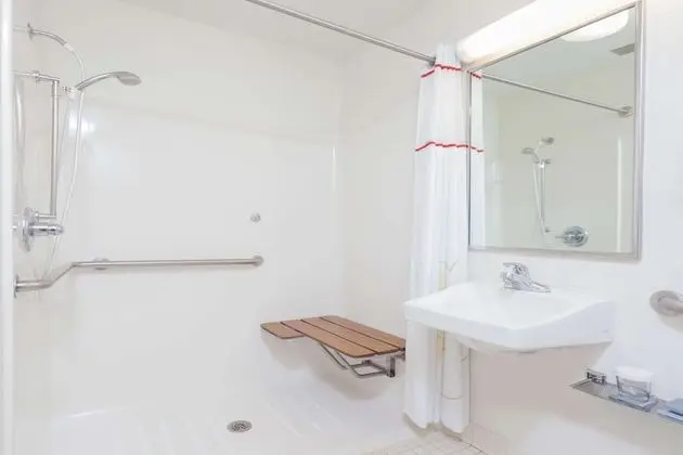 Oda, 1 Büyük (Queen) Boy Yatak, Engellilere Uygun, Sigara İçilmez (Roll-In Shower)