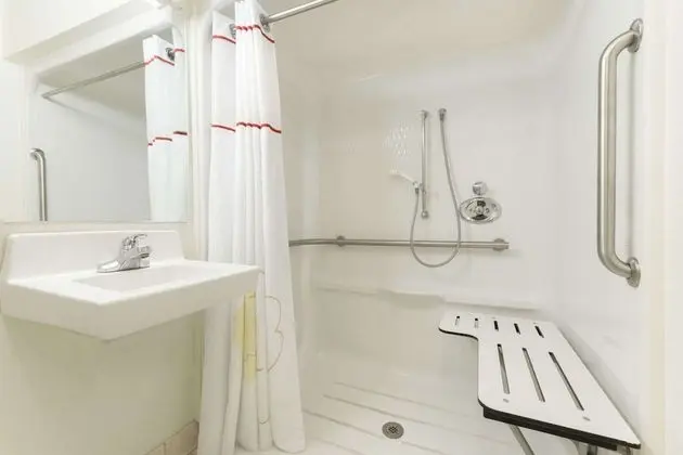 Oda, 1 Büyük (Queen) Boy Yatak, Engellilere Uygun, Sigara İçilmez (Roll-In Shower)