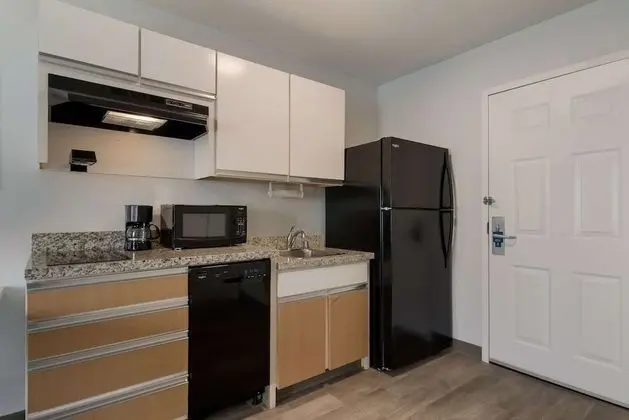 Oda, 1 Büyük (Queen) Boy Yatak, Engellilere Uygun, Sigara İçilmez (Accessible Tub)