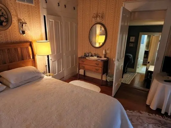 Cardinal Room