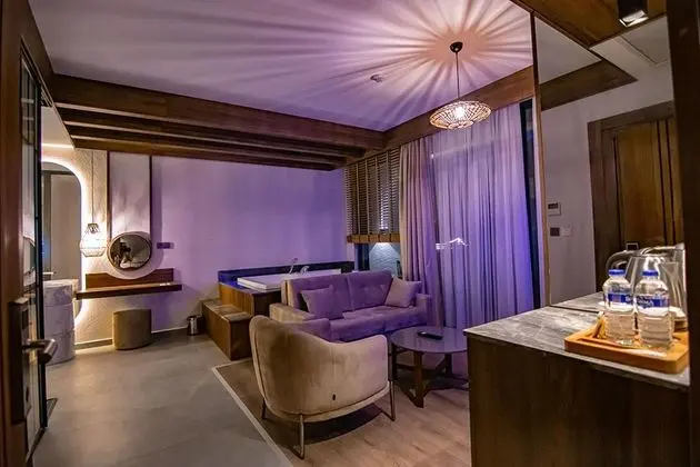 Deluxe Jakuzili Suite, Dere Manzaralı, Şömineli ve Jakuzili
