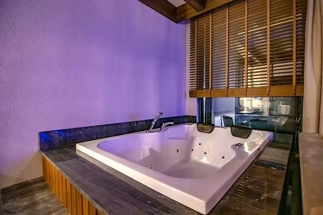 Deluxe Jakuzili Suite, Dere Manzaralı, Şömineli ve Jakuzili