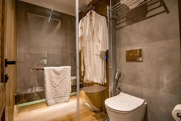 Deluxe Jakuzili Suite, Dere Manzaralı, Şömineli ve Jakuzili