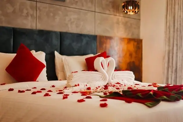 Honeymoon Cottage with Jacuzzi