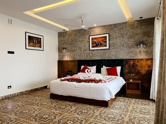 Honeymoon Cottage with Jacuzzi