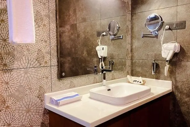 Honeymoon Cottage with Jacuzzi