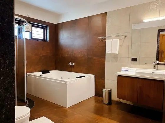 Honeymoon Cottage with Jacuzzi