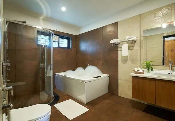 Honeymoon Cottage with Jacuzzi
