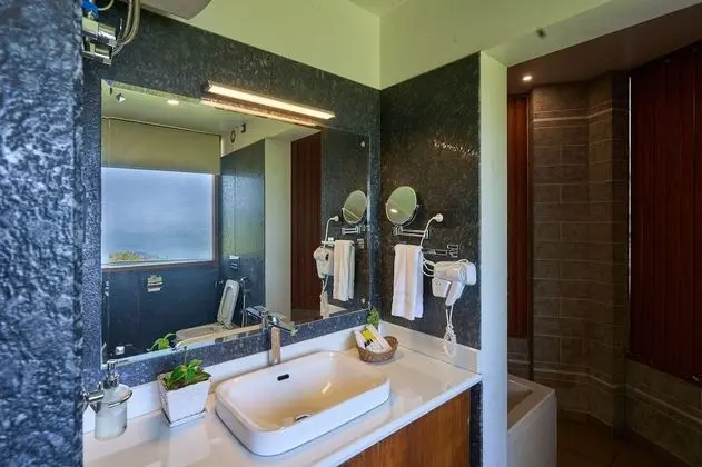 Sunset View Cottage with Jacuzzi