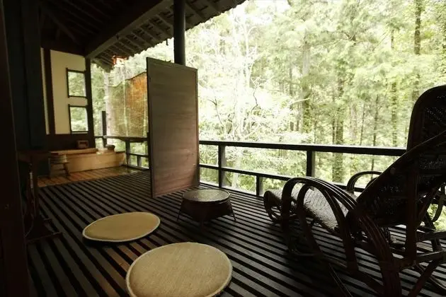 Traditional Süit (Hana Ikada, Open-Air Bath)