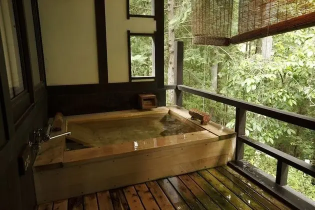 Traditional Süit (Hana Ikada, Open-Air Bath)