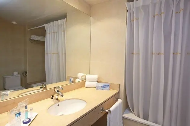 Tek Büyük veya İki Ayrı Yataklı Oda (Extra bed)