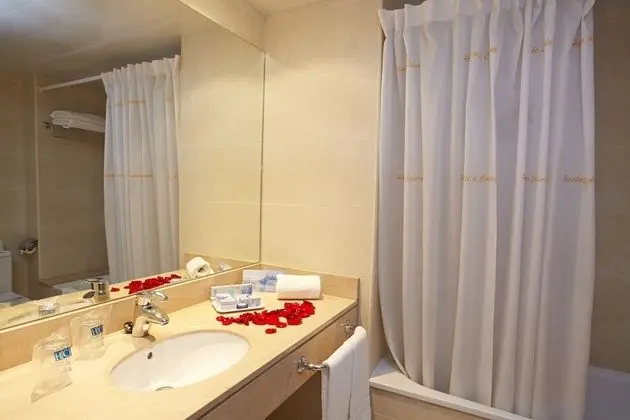 Tek Büyük veya İki Ayrı Yataklı Oda (Extra bed)