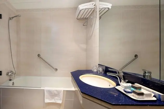 Tek Büyük veya İki Ayrı Yataklı Oda (With extra bed)