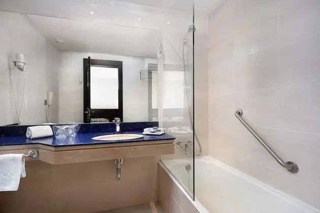 Tek Büyük veya İki Ayrı Yataklı Oda (With extra bed)