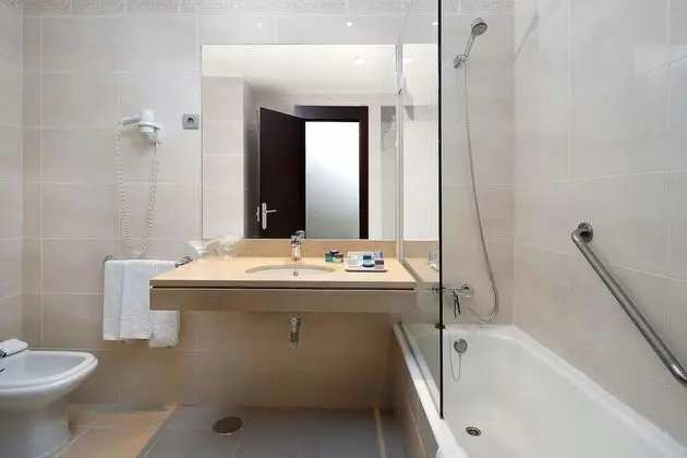 Tek Büyük veya İki Ayrı Yataklı Oda (With extra bed)