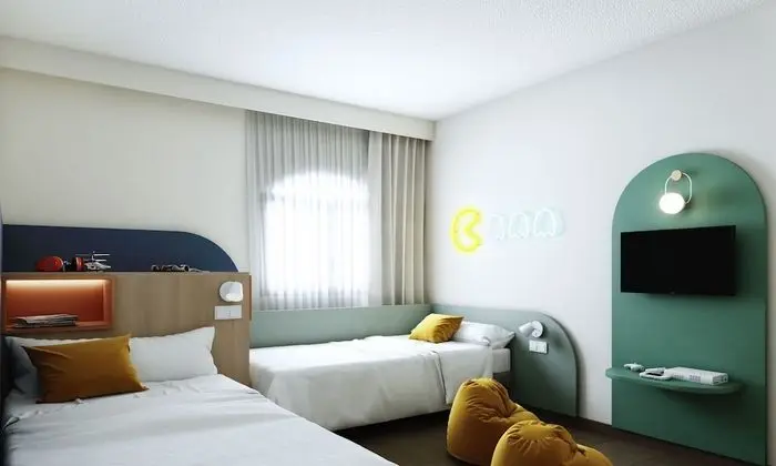 Teen Suite (4 Adults + 1 Child)