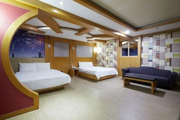 Deluxe Room (Check-in 8PM on Sat. & the day before holiday)