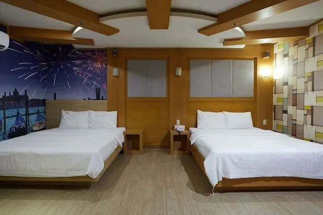 Deluxe Room (Check-in 8PM on Sat. & the day before holiday)