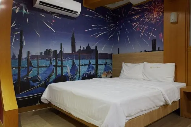 Deluxe Room (Check-in 8PM on Sat. & the day before holiday)