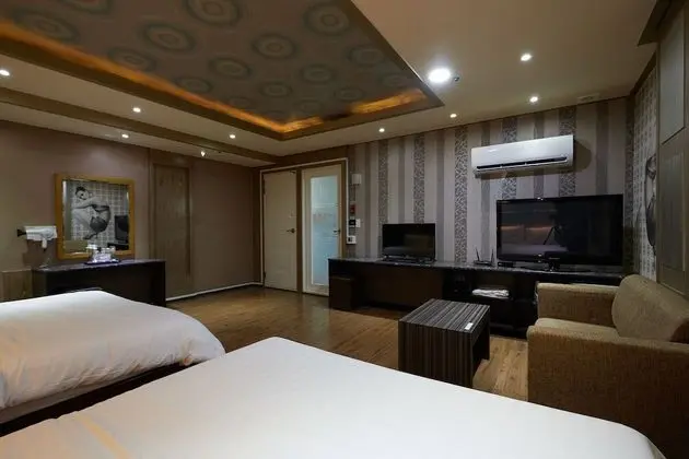 Deluxe Room (Check-in 8PM on Sat. & the day before holiday)