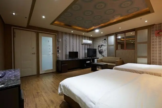 Deluxe Room (Check-in 8PM on Sat. & the day before holiday)