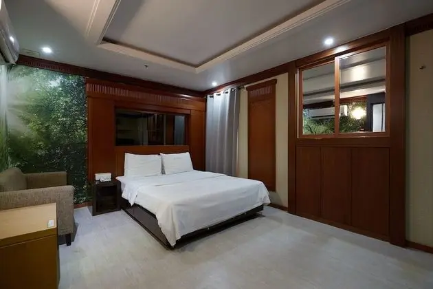 Economy Room (1) (Check-in 8PM on Sat. & the day before holiday)