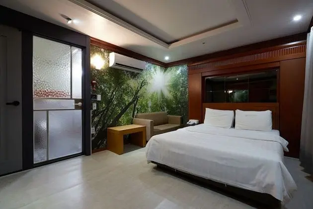 Economy Room (1) (Check-in 8PM on Sat. & the day before holiday)