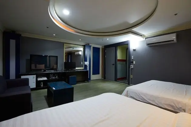 Standard Room (2) (Check-in 8PM on Sat. & the day before holiday)