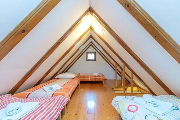 Family Dağ Evi, Birden Çok Yatak, 2 Banyolu, Bahçeli (Heated Pool Chalet Zavrh 1)