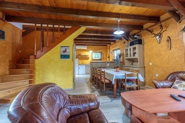 Family Dağ Evi, Birden Çok Yatak, 2 Banyolu, Bahçeli (Heated Pool Chalet Zavrh 1)