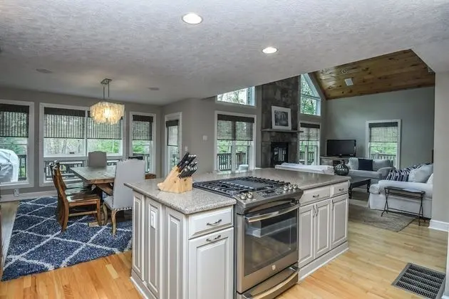 Ev, Birden Çok Yatak, Sıcak Su Havuzu