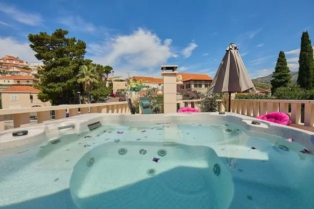 Apart Daire (3 Bedroom Apt with Jacuzzi n Sea View)