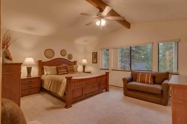 Ev (Heavenly Pines | Close to the lake)