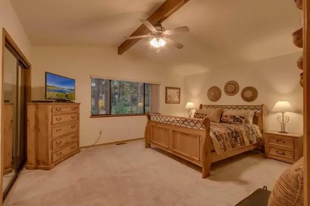 Ev (Heavenly Pines | Close to the lake)