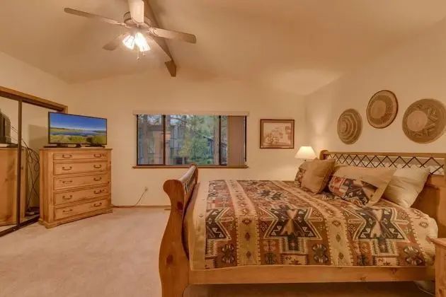 Ev (Heavenly Pines | Close to the lake)