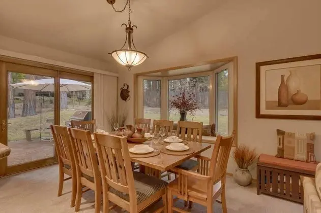 Ev (Heavenly Pines | Close to the lake)