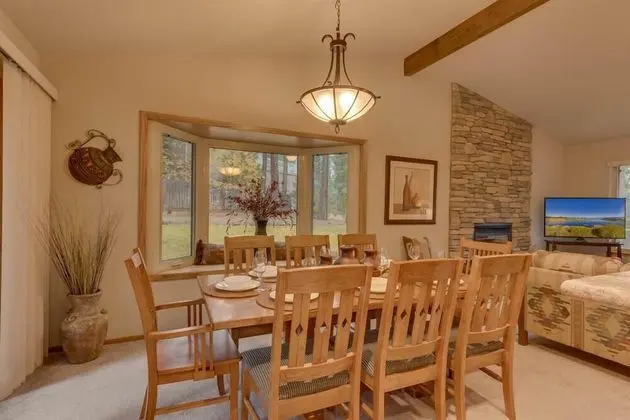 Ev (Heavenly Pines | Close to the lake)