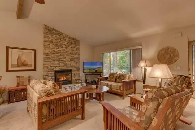 Ev (Heavenly Pines | Close to the lake)