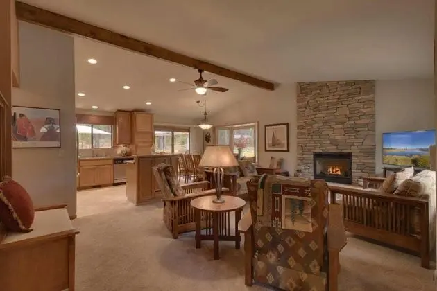 Ev (Heavenly Pines | Close to the lake)