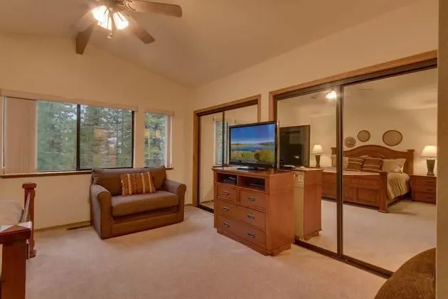 Ev (Heavenly Pines | Close to the lake)