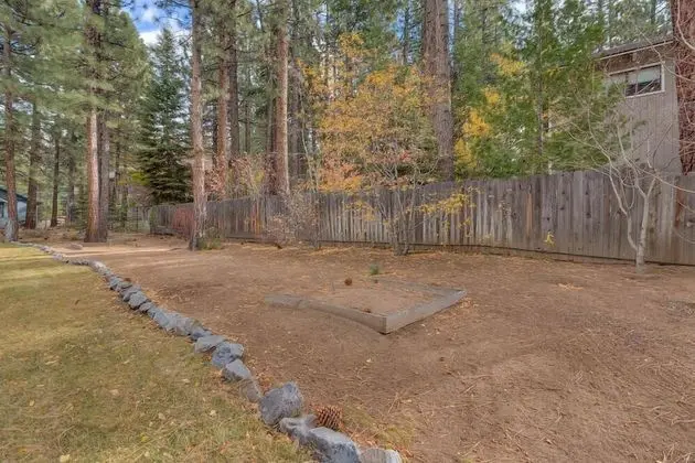 Ev (Heavenly Pines | Close to the lake)
