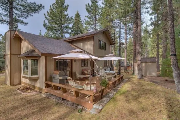 Ev (Heavenly Pines | Close to the lake)