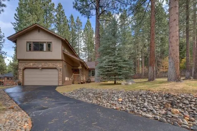 Ev (Heavenly Pines | Close to the lake)