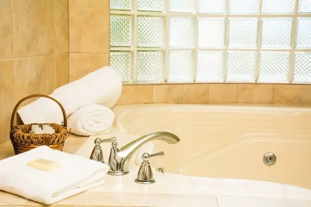 Deluxe Süit, 1 Yatak Odası, Kısmi Deniz Manzarası, Havuz Kenarı