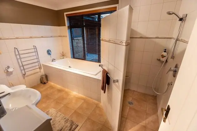 Deluxe Tek Büyük Yataklı Oda, 1 En Büyük (King) Boy Yatak, Özel Banyo, Bahçe Manzaralı